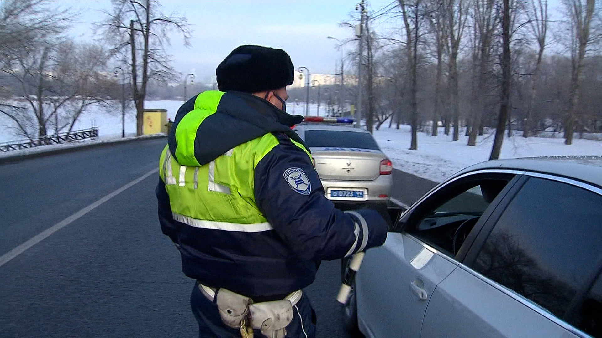 Сотрудники гибдд видео. Сотрудник ГИБДД. ГАИ на дороге. ДПС ГИБДД. Автомобиль сотрудника ДПС.