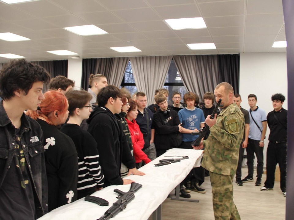 От кода к автомату: как в колледже «Энергия» совмещают программирование и военную подготовку