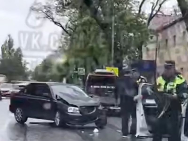 В Ростове на Зоологической произошло лобовое столкновение авто