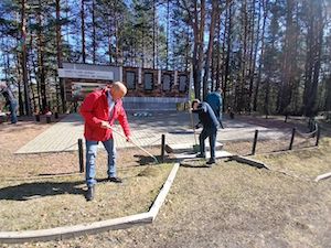Сотрудники Карельского РДУ благоустроили мемориал в селе Кончезеро близ Кондопоги