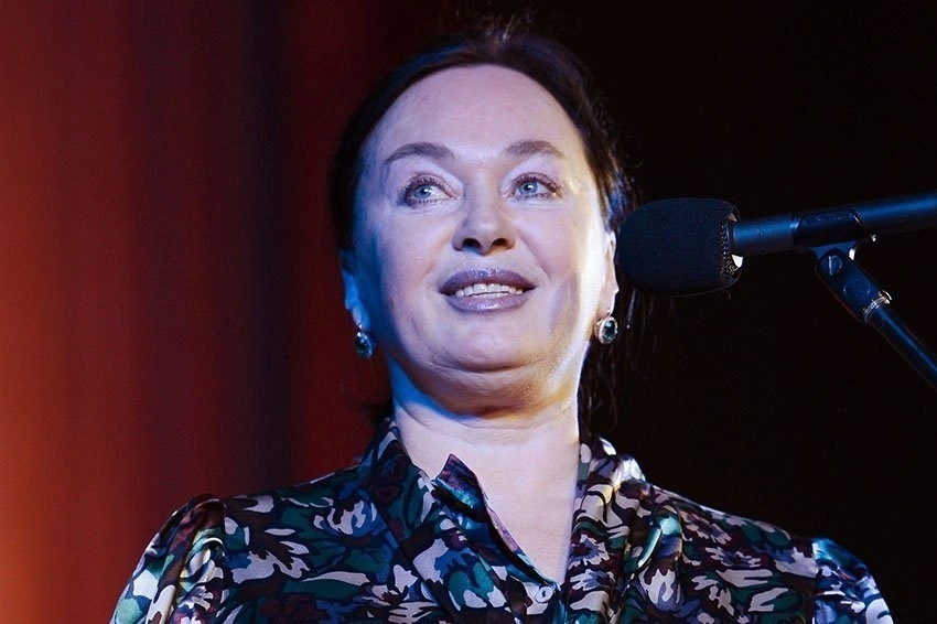 Әйел жыныс мүшесін кеудесімен мастурбациялайды