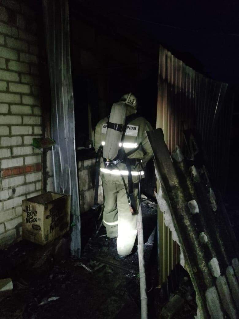 В Медвенском районе Курской области горел глиняный дом