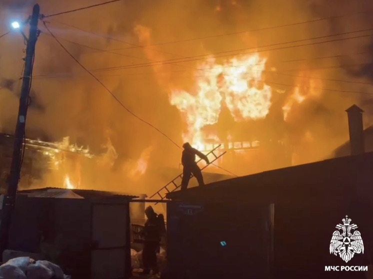 В Твери загорелся жилой дом: на месте развернут оперативный штаб