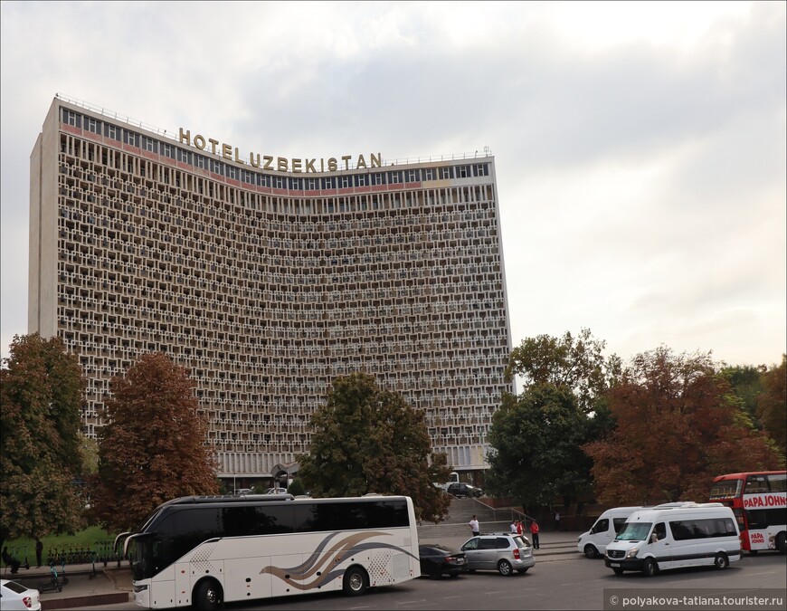 Гостиница Узбекистан, от которой начинается маршрут двухэтажного экскурсионного автобуса.