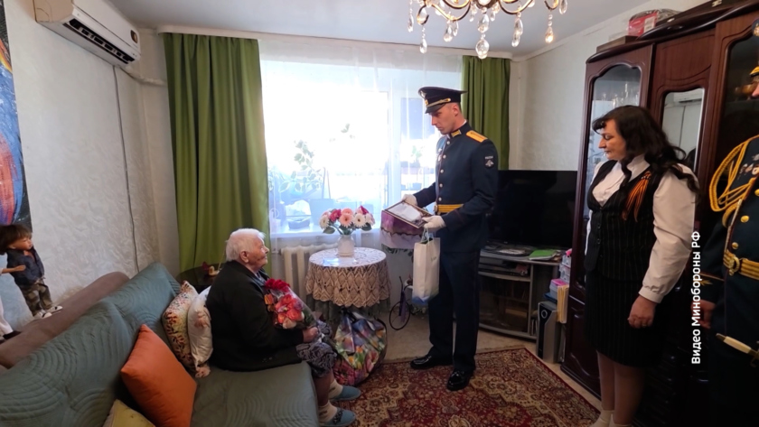 102-летнюю Евдокию Кондракову поздравили с Днём Победы в Белогорске - gtrkamur.ru