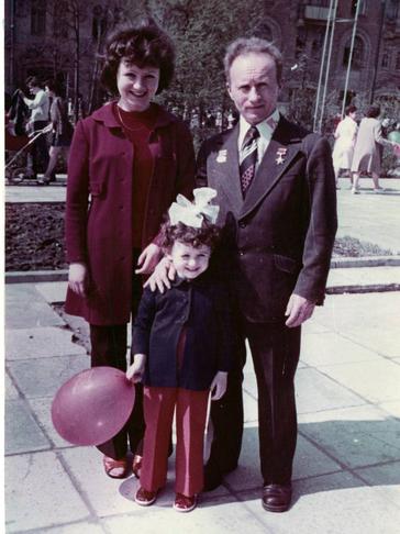 Евгений Степанович с дочерьми на первомайской демонстрации. 1978 год