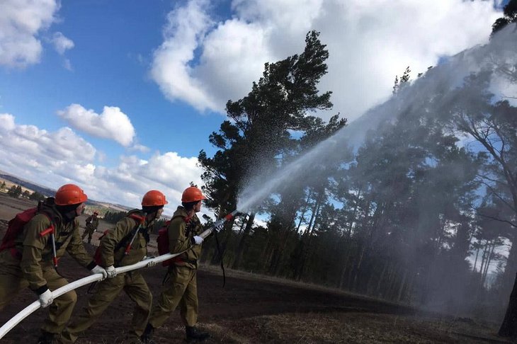 Тушение пожара. Фото пресс-службы правительства Иркутской области