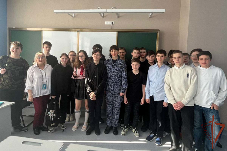 Росгвардейцы встретились с подшефными школьниками на Урале 