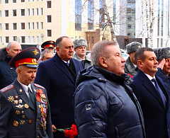 Глава Ханты-Мансийска Максим Ряшин принял участие в памятных мероприятиях, приуроченных ко Дню памяти погибших при выполнении служебных обязанностей сотрудников органов внутренних дел Российской Федерации