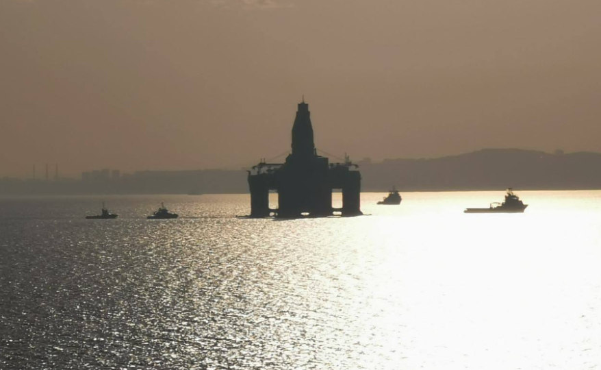 Необычное сооружение плывет по Уссурийскому заливу в сторону Большого Камня