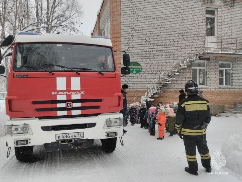 Огнеборцы 5-ПСЧ побывали в гостях у дошколят