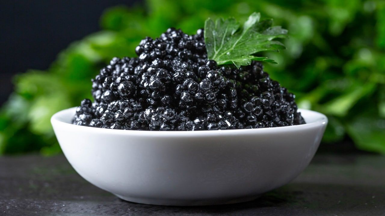 Caviar. Черная икра. Черная икра домашняя. Черная икра из Азербайджана. Черная икра картинки.