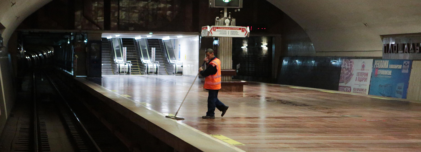 новосибирское метро отсутствие маски. метро новый год 2023. расписание метро новосибирск. люди в метро фото 2021. метро в час ночи.