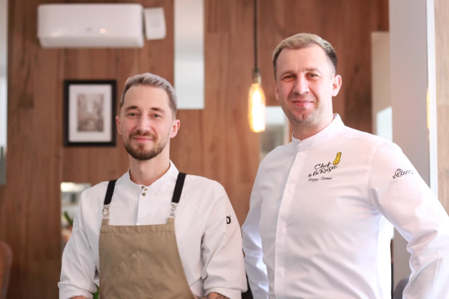 Сергей Тернов (справа) и Максим Карнаушенко (слева), собственник и шеф кафе Uno caffe в Барнауле.