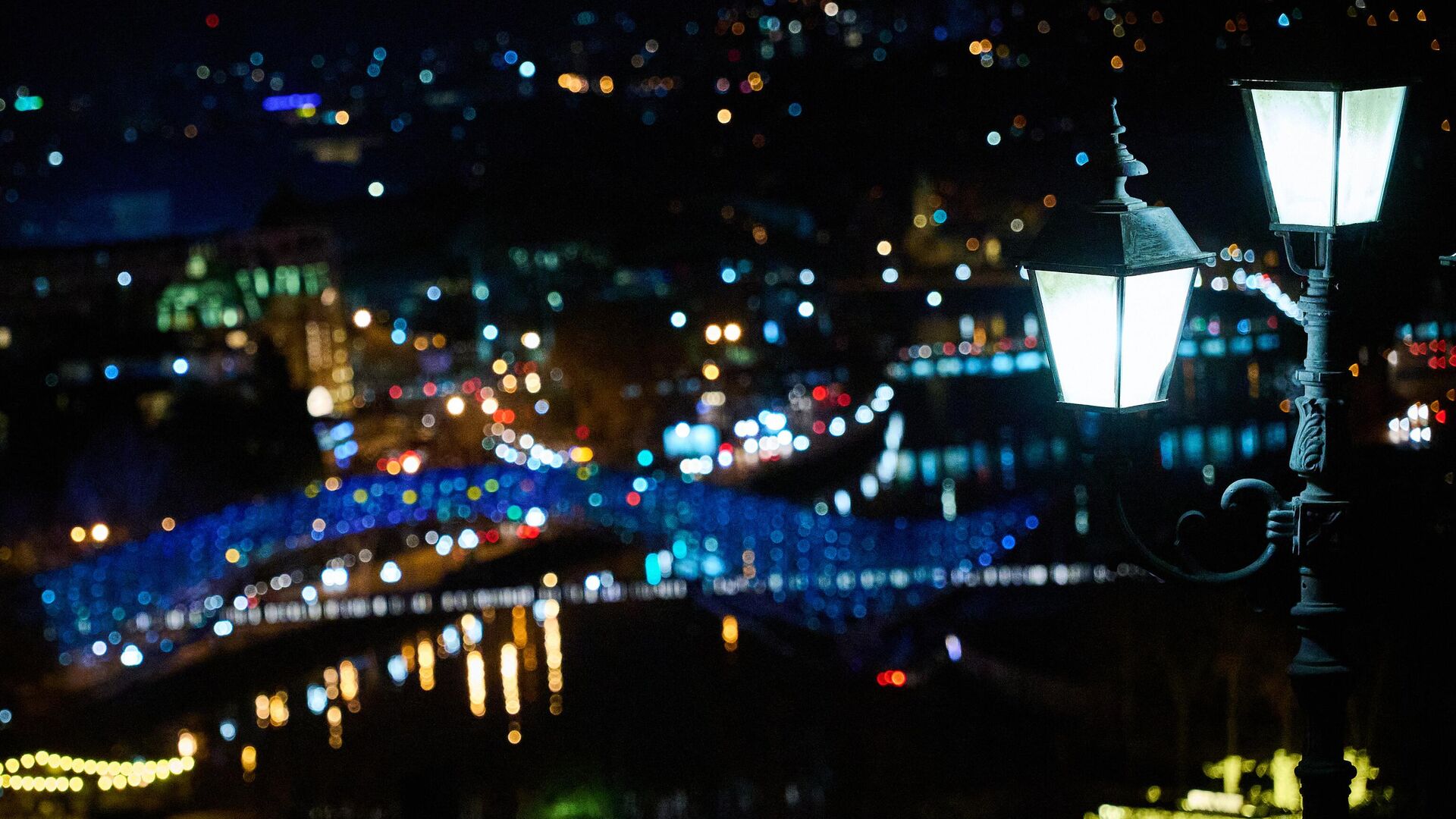 Вид на город Тбилиси в новогоднюю ночь. Фонари на улице - Sputnik Грузия, 1920, 01.11.2025