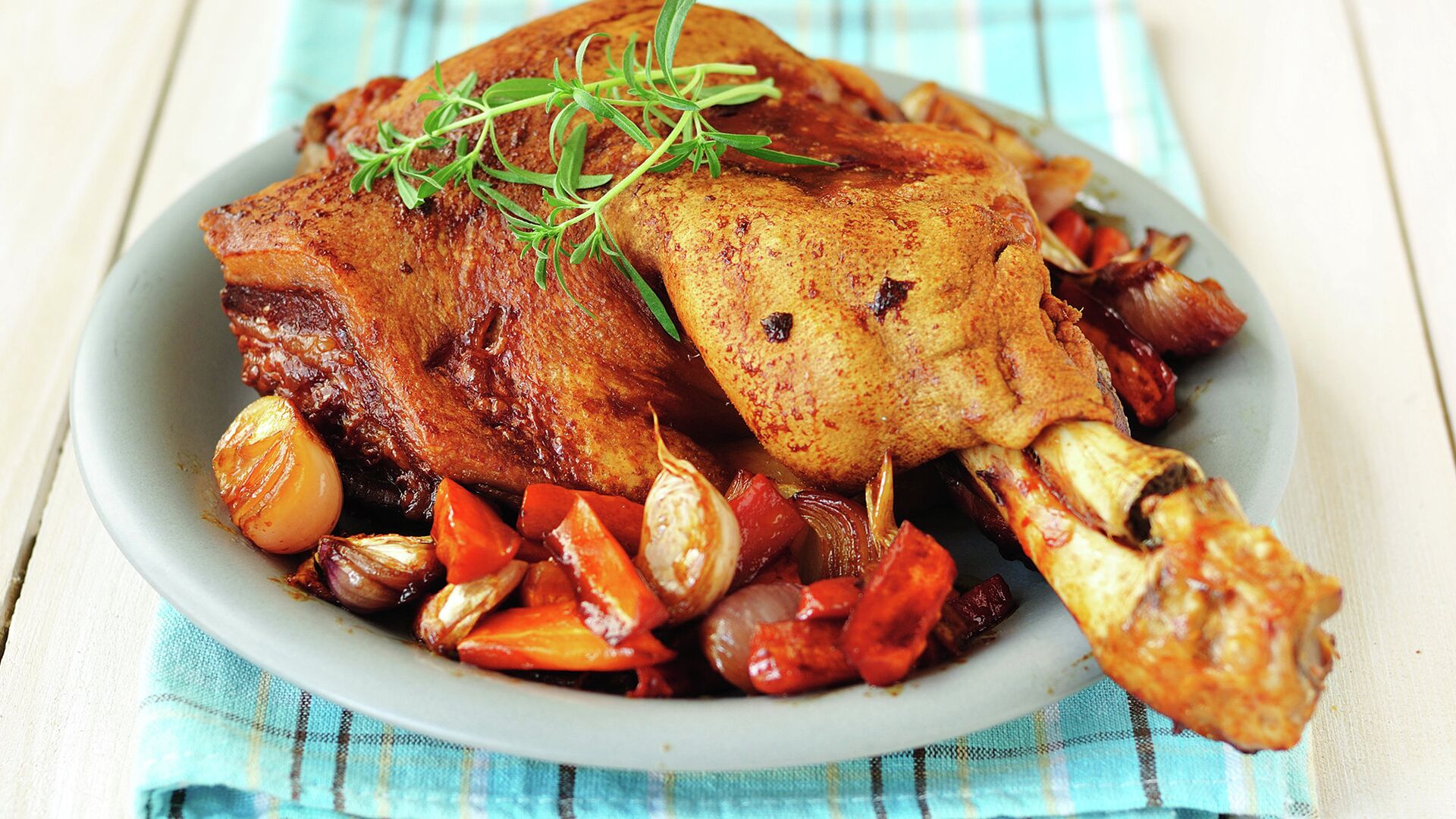 баранья рулька с овощами. свиная запечённая. рулька айсбайн. гарнир к рульке запеченной в духовке. запеченная рулька с овощами.