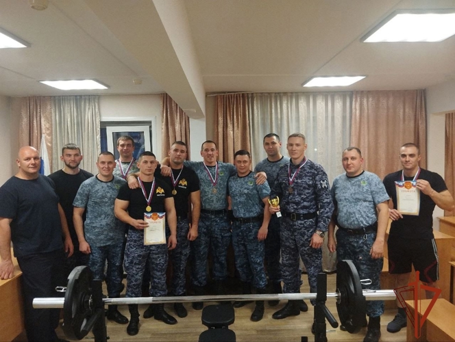 Ачинские сотрудники Росгвардии стали победителями в турнире по русскому жиму, организованном судебными приставами