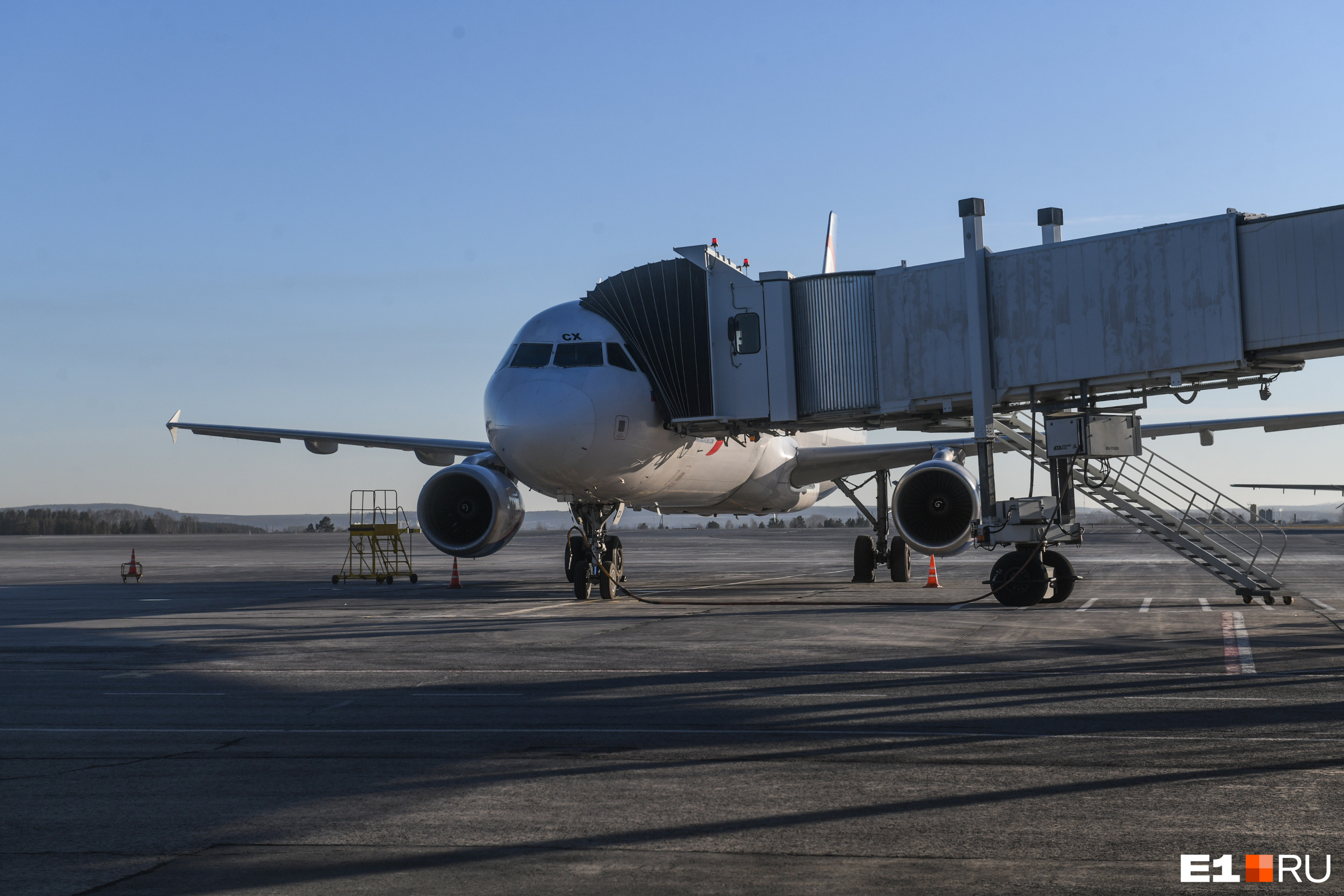 Рейс екб сочи. Посадка самолета. Самолет Екатеринбург. Самолет с пассажиром. Самолет Самара Екатеринбург.