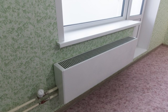 Валится плитка, трещины в стенах: в ХМАО введут режим повышенной готовности из-за проблемного дома