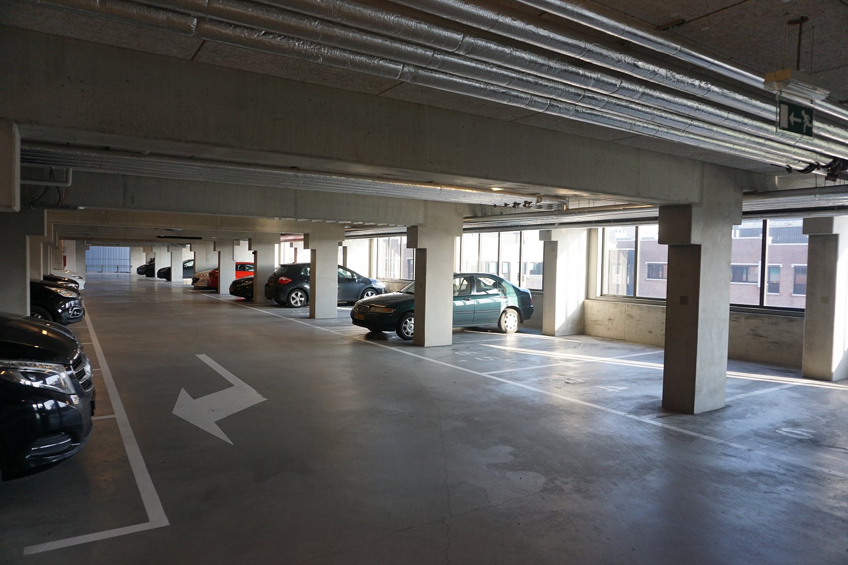 Машиноместа в городах. Наземный паркинг. Многоуровневый паркинг. Многоуровневая подземная парковка. Двухуровневый подземный паркинг.