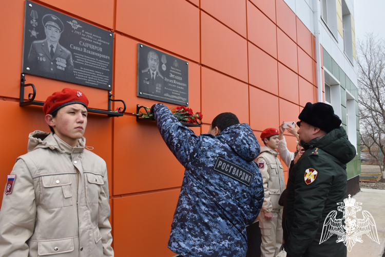 Мемориальную доску погибшему росгвардейцу открыли в Калмыкии