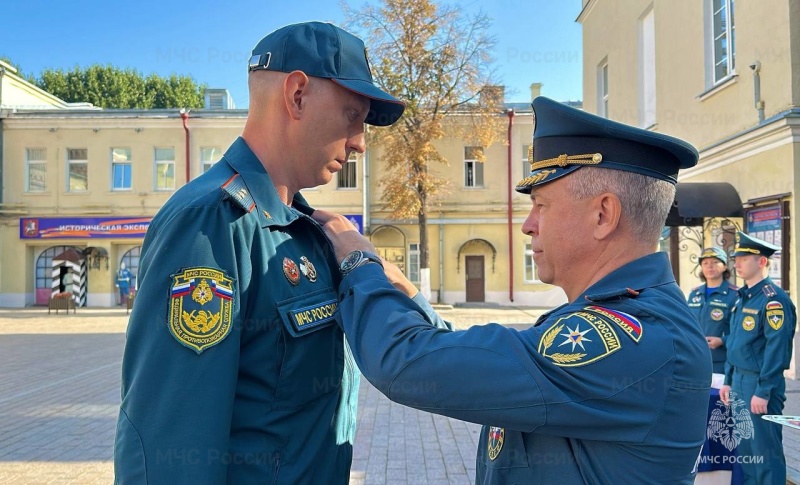 Сотрудникам Главного управления МЧС России по городу Москве вручили ведомственные знаки отличия и очередные специальные звания