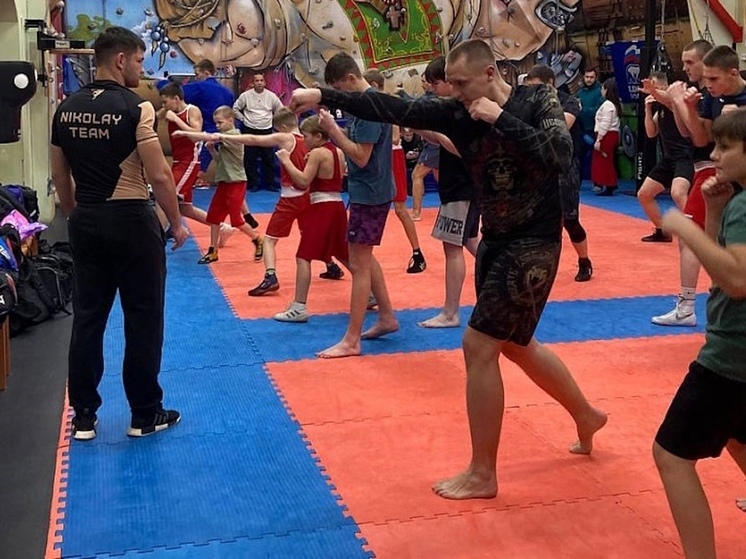 В Архангельске чемпион Владимир Мазур провёл открытую тренировку для юных боксёров