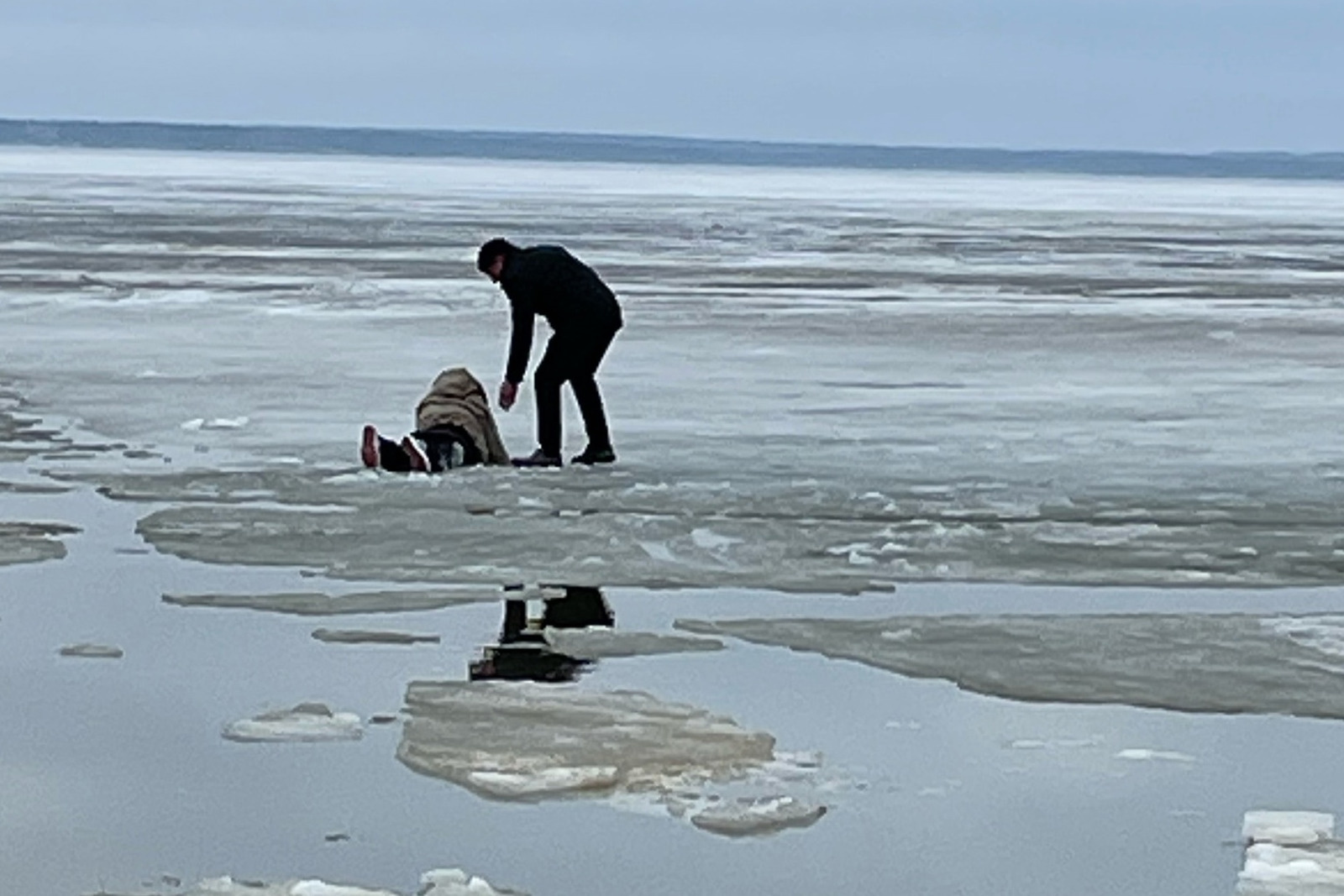 Ухожу под лед. Девушкк унесно под лёд. Машина ушла под лед. Утонувшая машина на тавричанке. Рыцарь тонет под лед.