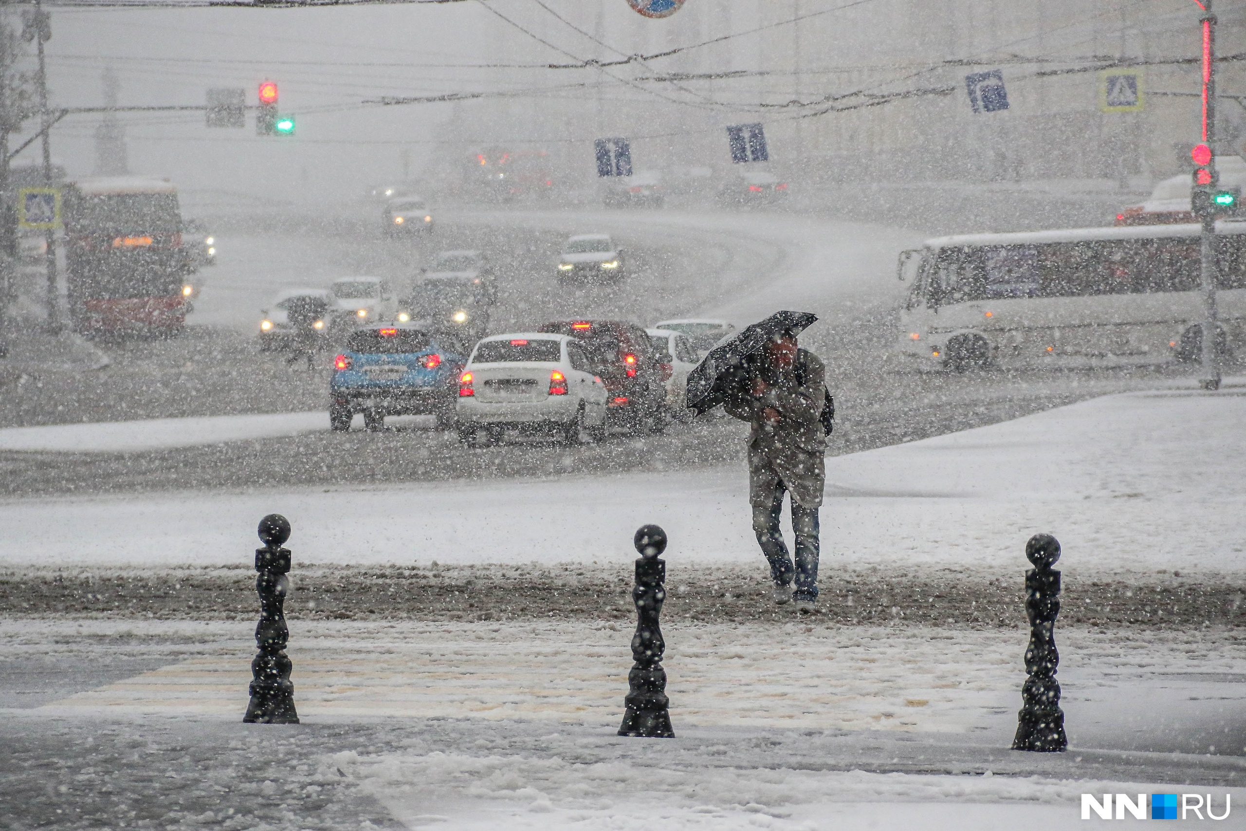 Снежные пробки. Снег нн. Нижегородский кремль нижний новгород зимой. Новгородский кремль нижний новгород. Снег нн.