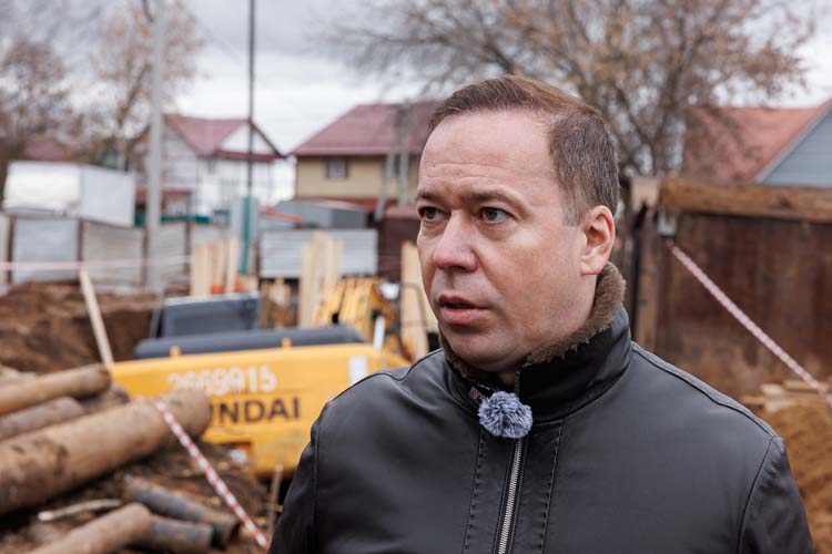 Рустам Абдулхаков: «Работы масштабные, вы видите здесь рельеф, перепад высоты, который усложняет работу»
