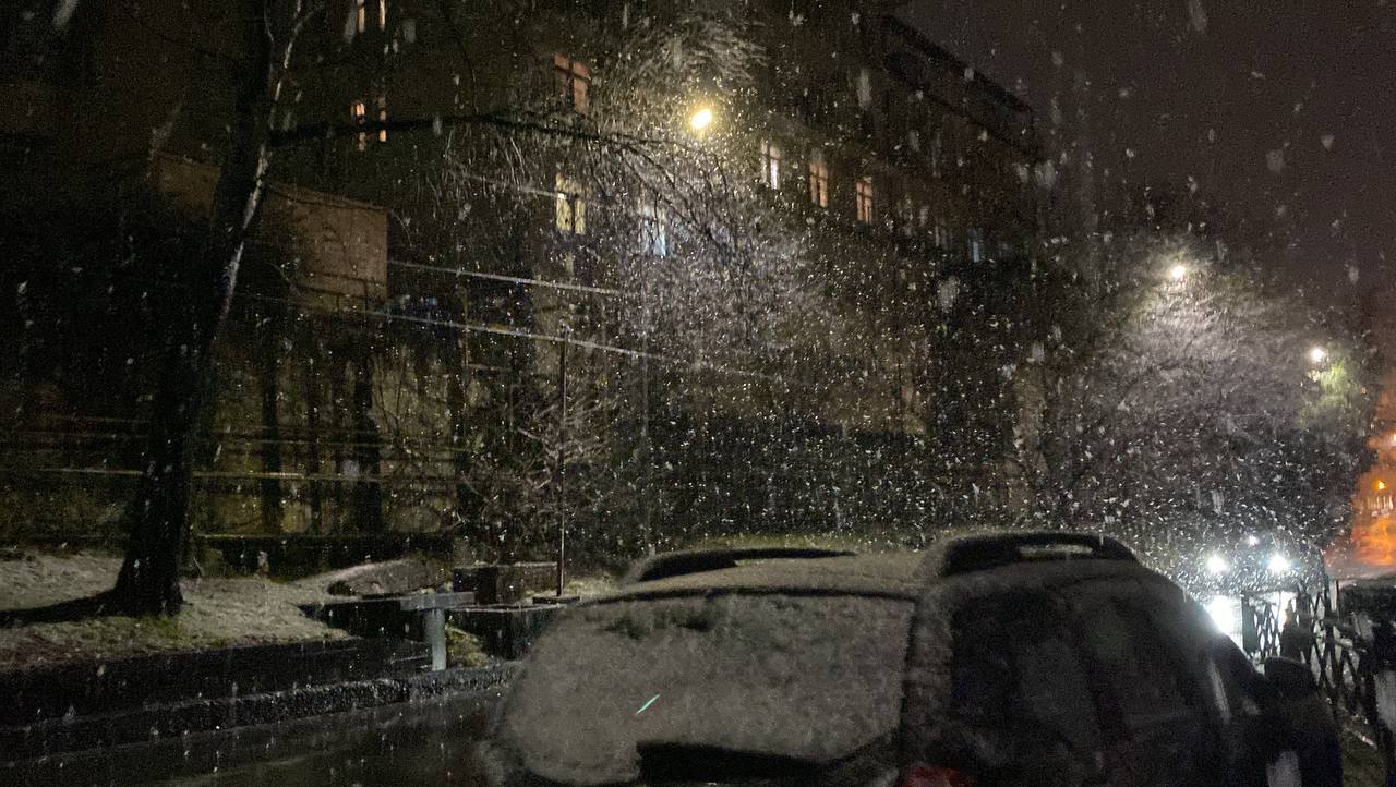 выпавший ночью. снег ночь белгороде. ночной барнаул зимой. фото первого снега ночью. ночной снежный белгород.