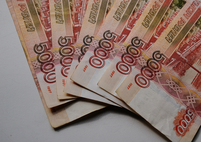 Родственник умершего отца двоих детей вернул им 100 000 рублей спустя три года