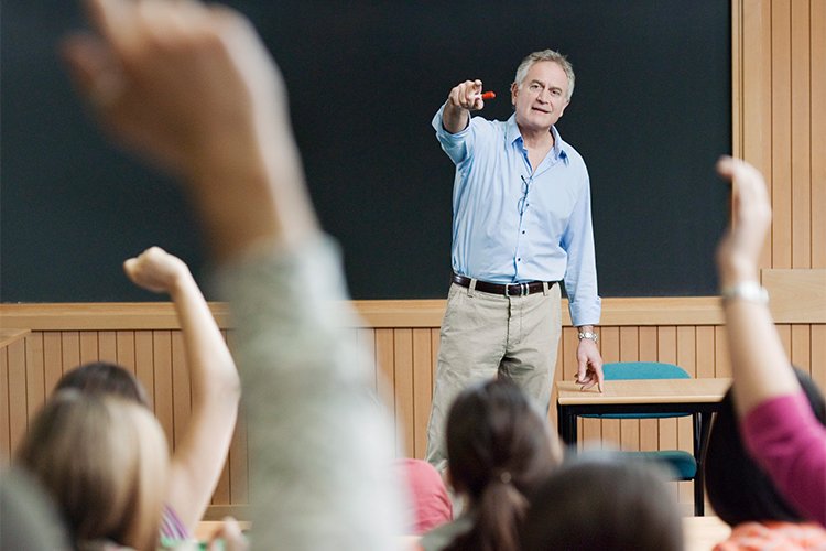 «Вы часто полицию на улицах видите? Наверное, нечасто. Знаете почему? Потому что не хватает людей. В университетах примерно так же: некому преподавать будет в этих новых чудесных кампусах»