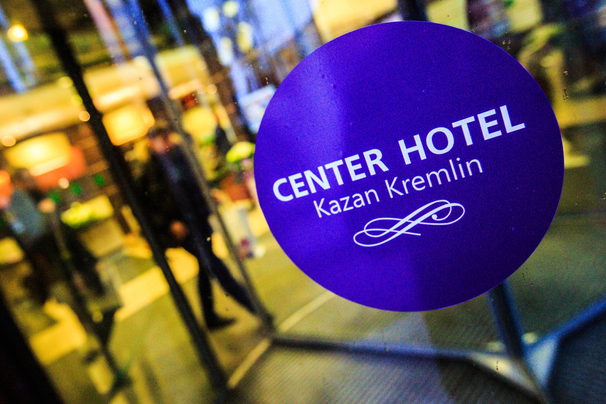 Несмотря на «возраст» (отель был открыт еще в 2011 году, это был второй отель категории «Кортъярд» в России после Петербурга), он остается одним из топовых в Казани, уверены собеседники издания