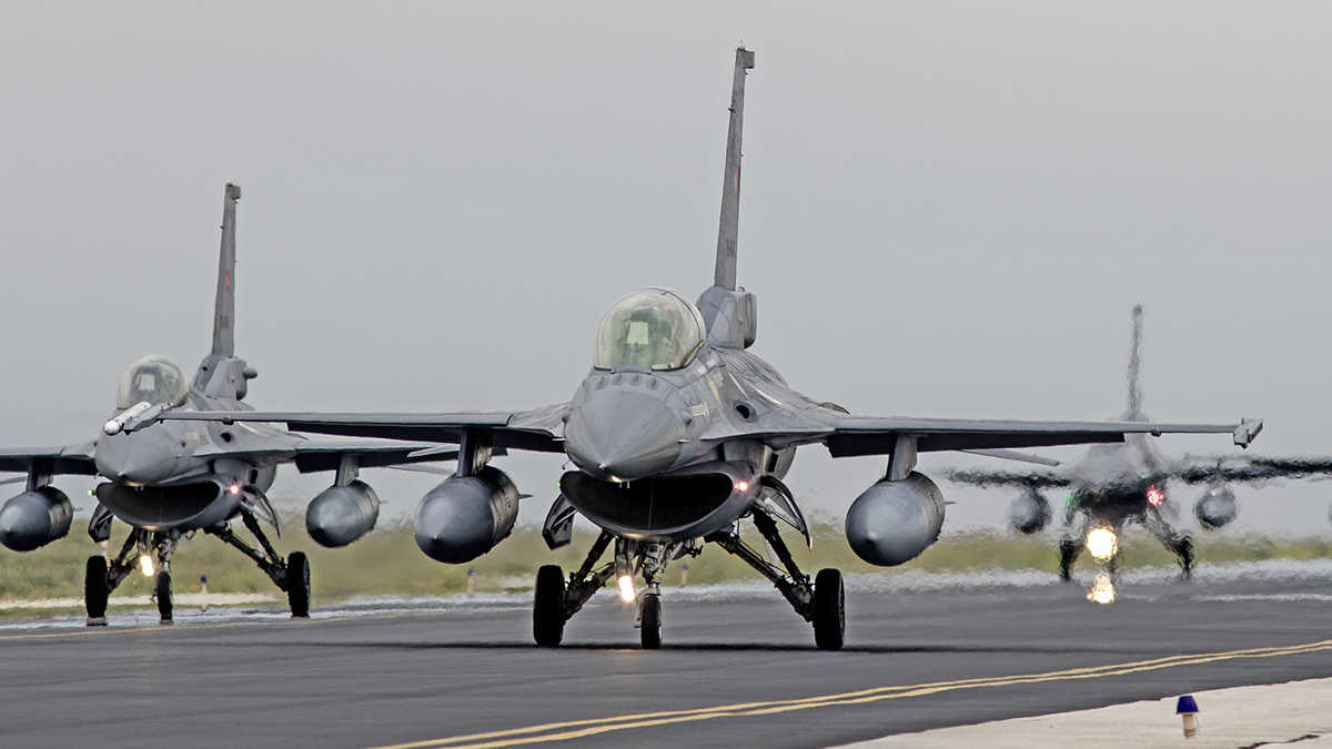 Истребители F-16 с подвесными топливными баками