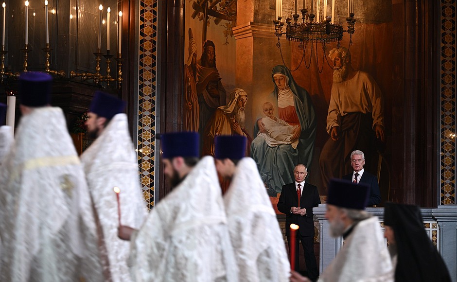 На пасхальном богослужении в Храме Христа Спасителя.