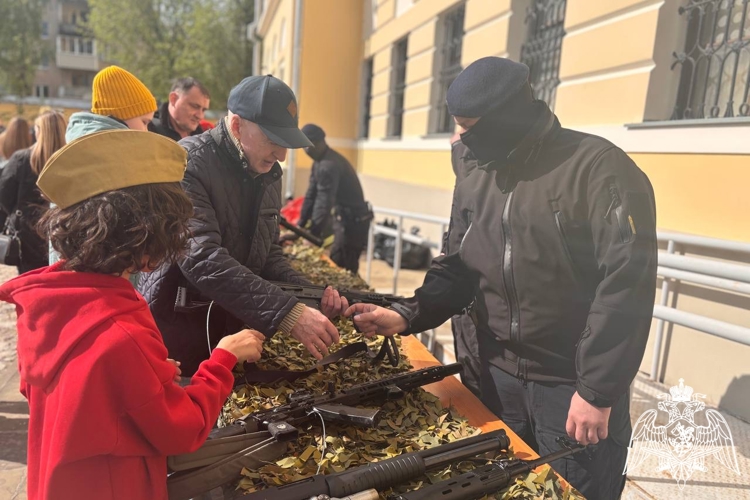 В День Победы росгвардейцы познакомили юных зрителей с современным вооружением на открытом показе веб-проекта «Останься. Детство»