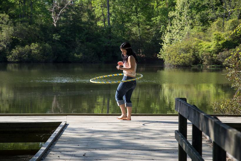 Девушка крутит обруч