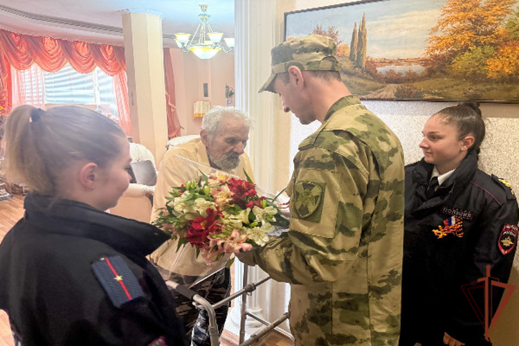 В Ставрополе росгвардейцы поздравили с наступающим Днем Победы ветерана Великой Отечественной войны