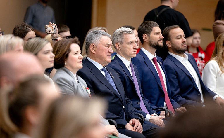 В Смоленске прошла патриотическая экспедиция «Код непокорённых» с участием молодых активистов из разных регионов России и Беларуси. Пленарная дискуссия проекта «Код непокоренных»