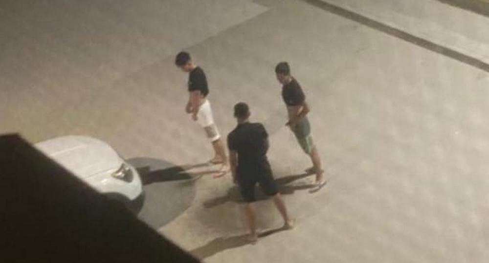 Справил малую нужду. Парни справляют малую нужду. справила нужду в подъезде. справила нужду в подъезде видеозапись.
