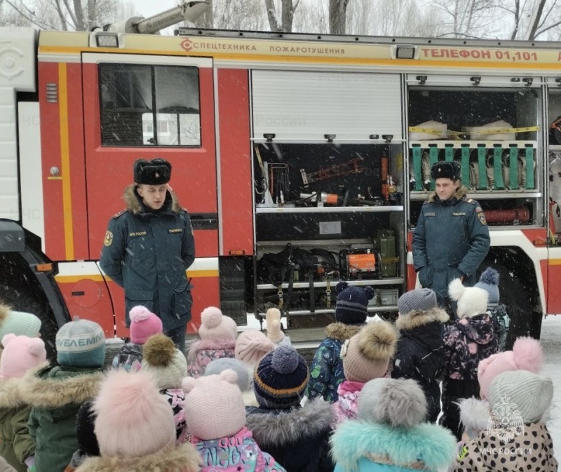 Огнеборцы 5-ПСЧ побывали в гостях у дошколят