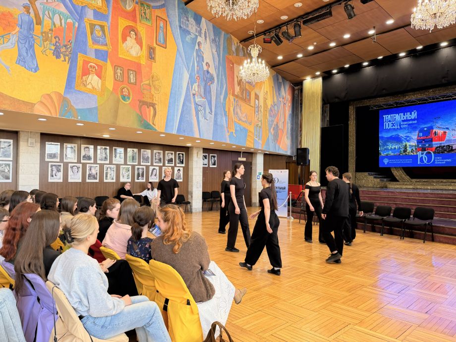 Фото: Ксения Снежинская, PRIMPRESS | «Театральный поезд» начал свой путь по России с культурного открытия во Владивостоке