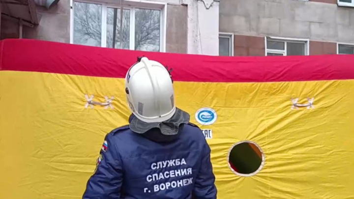 В Воронеже загорелся склад с полипропиленом
