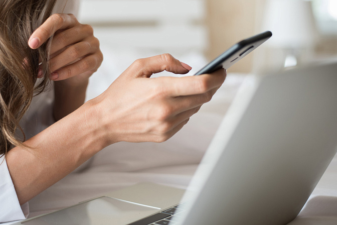 мобильный телефон в руках 