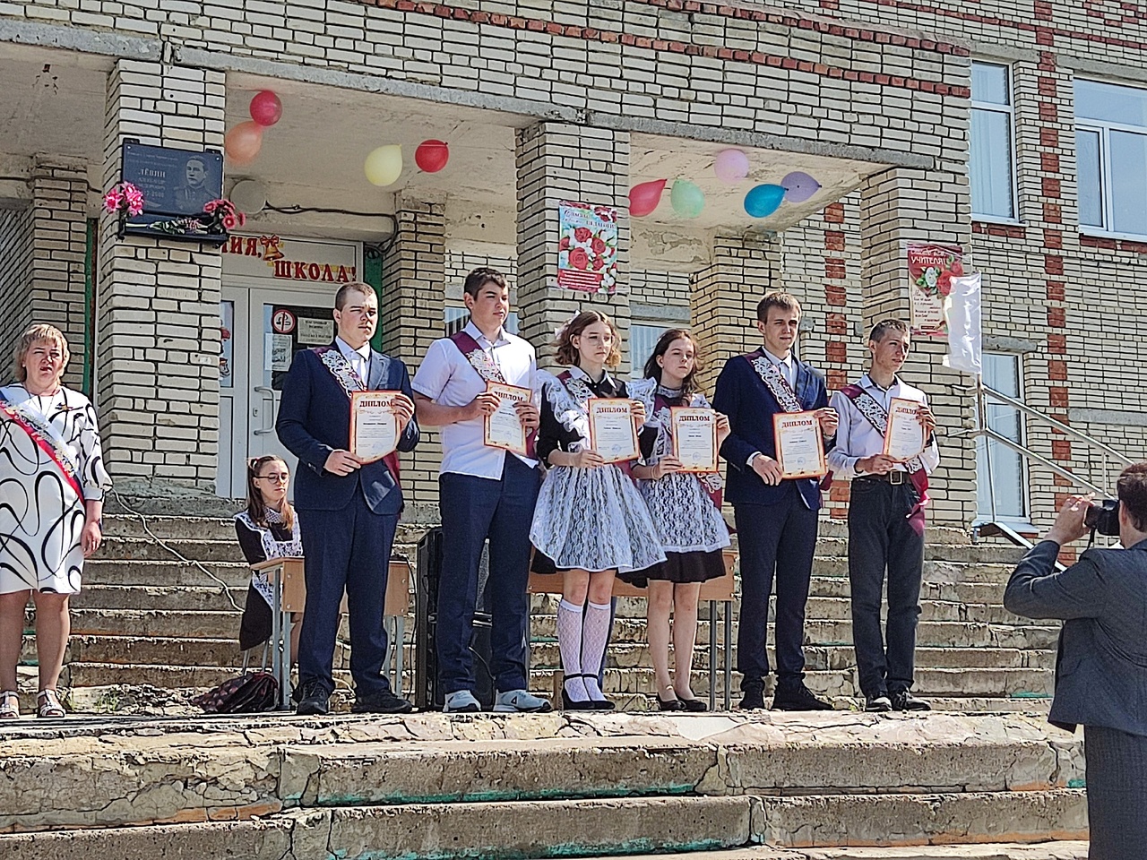 Выпускница 9 класса. Выпускники школы. Последний звонок выпускники. Вручение аттестатов 9 класс. Выпускной в школе.