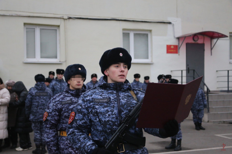 Призванные на службу в Росгвардию молодые калининградцы приняли Военную присягу