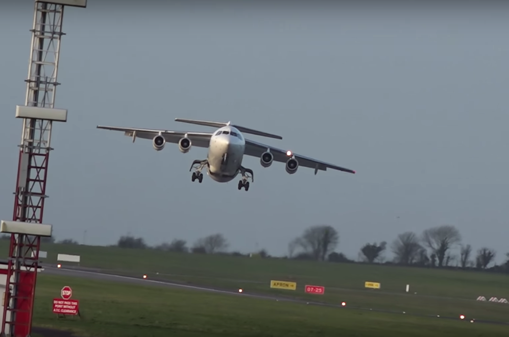 Ураган сдул лайнер с полосы при посадке: видео