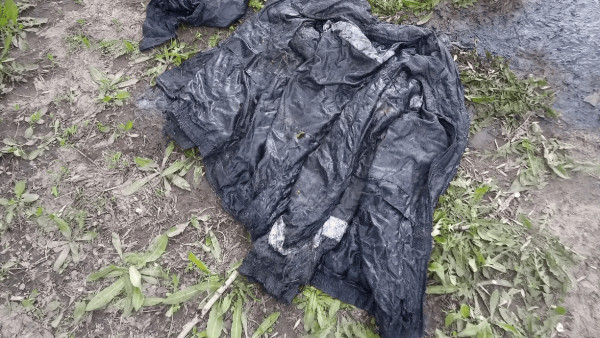В Самаре коммунальщики достали из канализации куртку с капюшоном