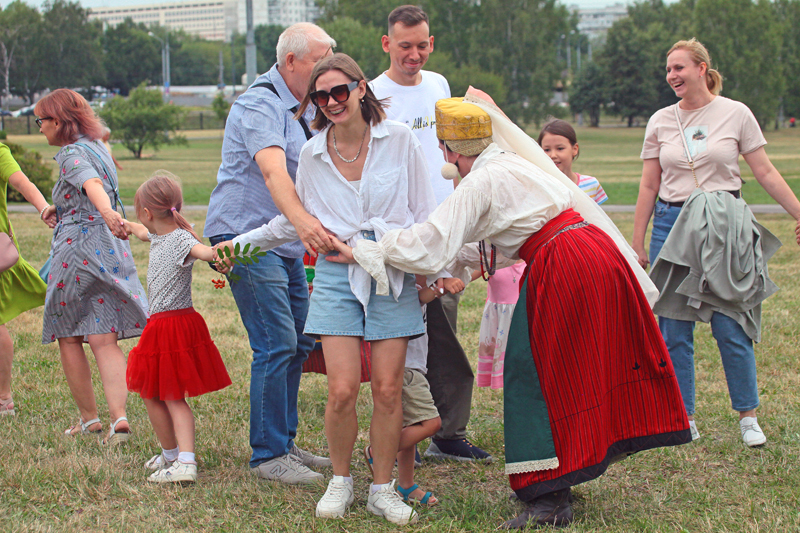 Яблоневый сад ВДНХ. Фото сбора яблоневых садов на Кубани.